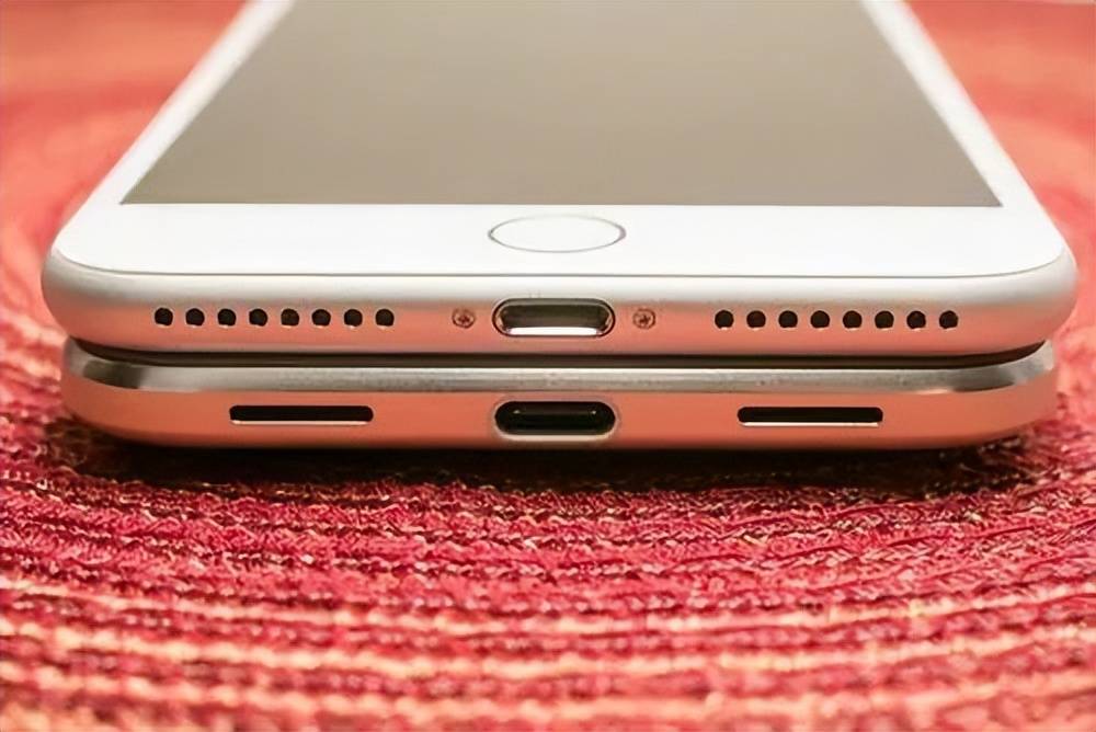 国版苹果能插国外卡吗:iPhone魔改双接口，网友：更丑也更实用！