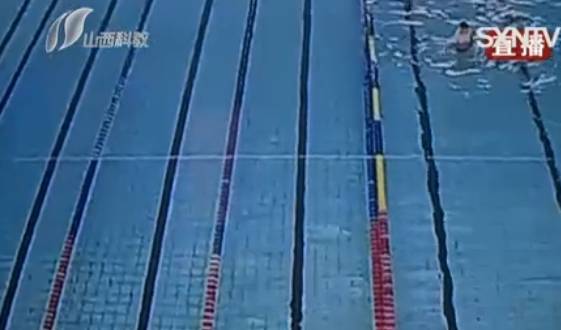 游泳视频美颜苹果手机版:去游泳馆游泳，游完一圈上岸后，发现自己的背包拉链开了！